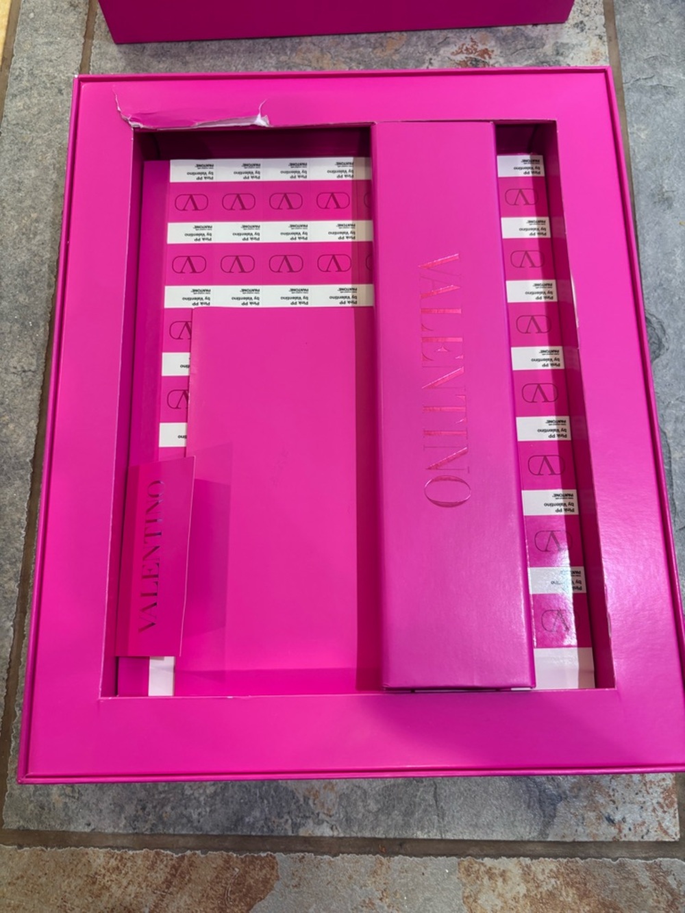 Valentino Hot Pink Pantone Box - Picture 2 of 4